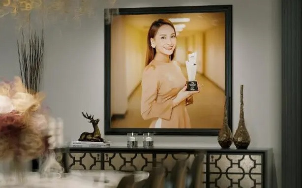 Căn hộ của Bảo Thanh mang phong cách Indochine kết hợp giữa kiến trúc tân cổ điển Pháp và các chất liệu truyền thống Á Đông.