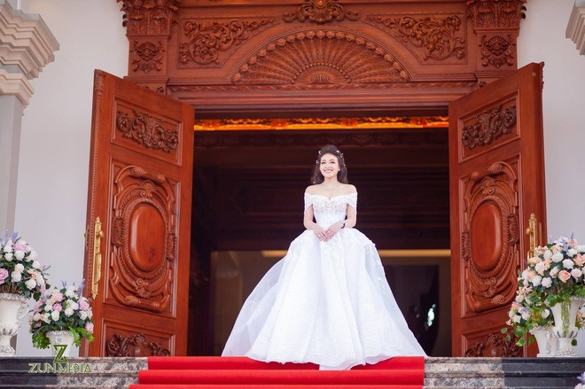 Cửa vào toà nhà rộng lớn và bề thế. Ảnh: Lao động
