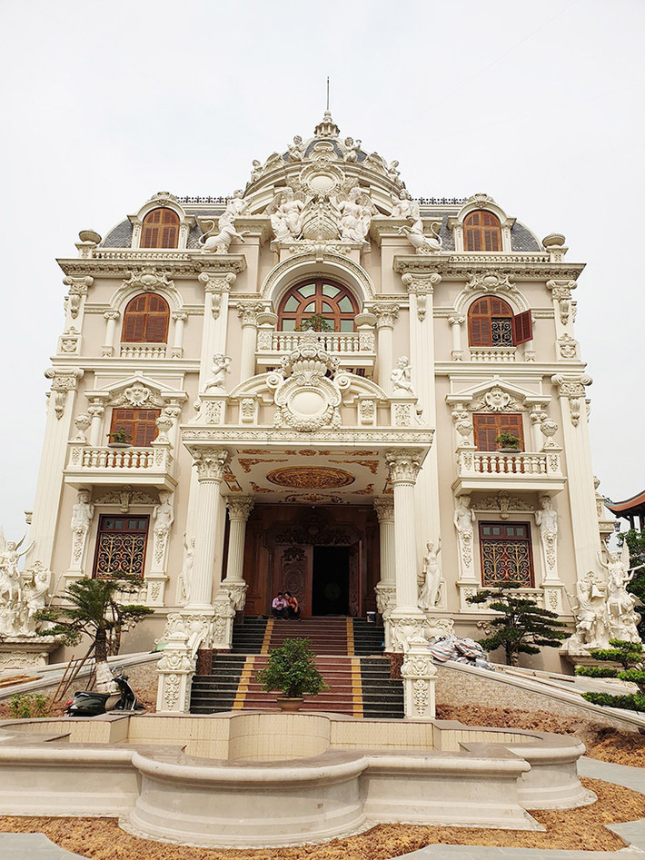 Toạ lạc ở vị trí đắc địa của xã Hải Minh (Hải Hậu, Nam Định), lâu đài Lan Khoa Khuê nổi tiếng không chỉ bởi thời gian xây tới hơn 9 năm mà còn bởi chi phí xây dựng lên tới trăm tỷ đồng. Ảnh; Dân Việt