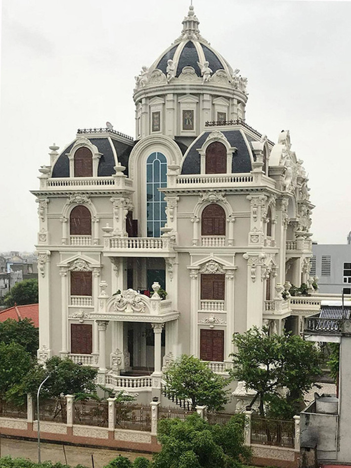 Tòa lâu đài gồm có 5 tầng, mặt sàn rộng 470m2. Ảnh: Dân Việt