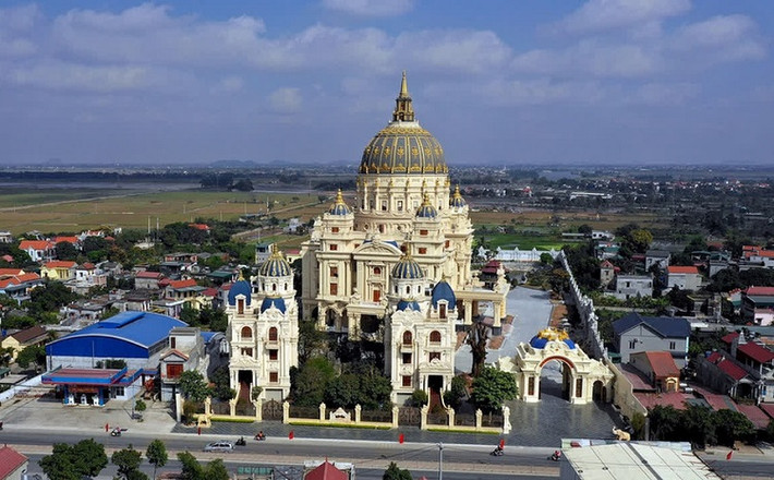 Lâu đài Thành Thắng được xây dựng dựa trên ý tưởng từ Nhà thờ Thánh Peter và những công trình ở Vatican (Italy) kết hợp với một số chi tiết thuần Việt. Ảnh: Dân Việt