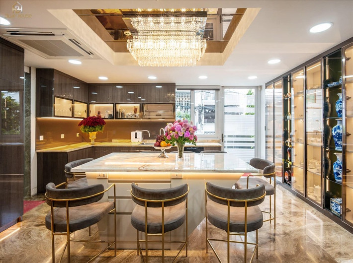 Tại khu vực bếp, Đàm Vĩnh Hưng sử dụng hầu hết vật dụng từ gỗ khiến cả căn nhà trở nên ấn tượng.