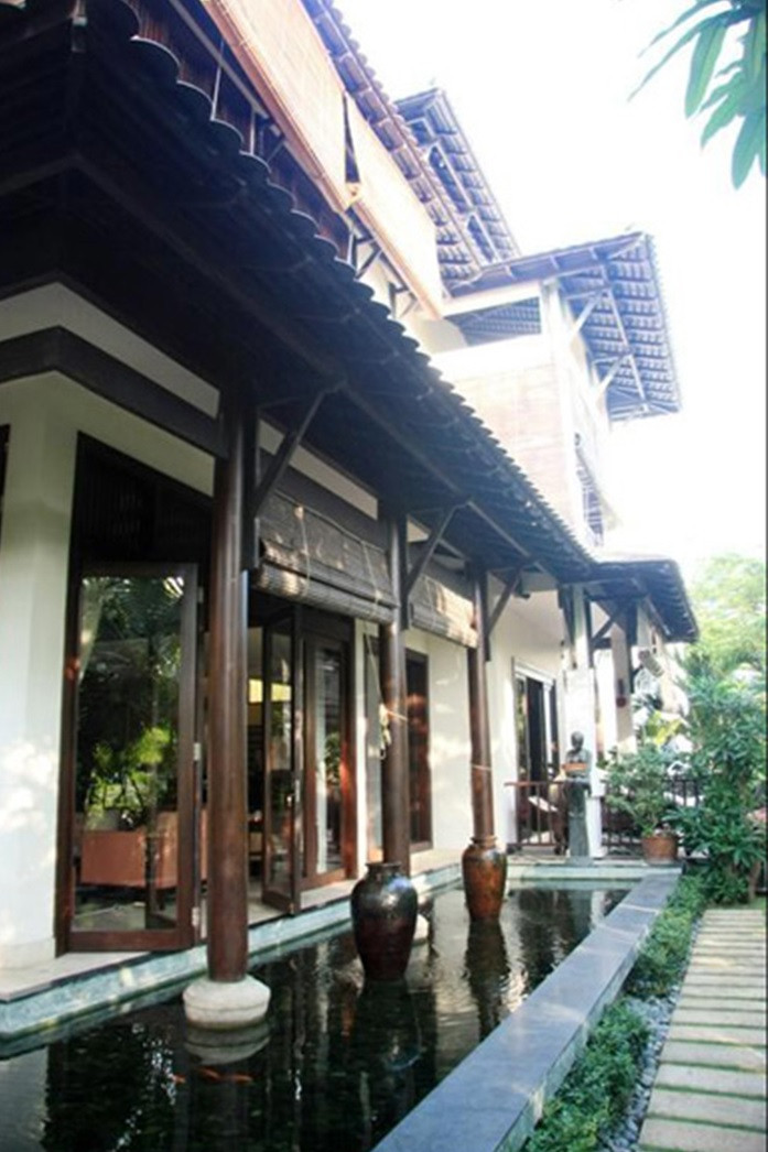 Hà Kiều Anh còn thiết kế một dòng suối nhân tạo nuôi các loại cá quanh khu nhà chính. Ảnh: Trithuctre
