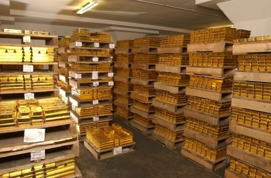 Những thanh vàng ròng nặng 27 pound, xếp ngay ngắn ở từng vị trí. Hiện kho vàng lưu trữ hơn 147 triệu ounce vàng (khoảng 4.600 tấn vàng), tương đương trị giá 274 tỷ USD. Ảnh: DM