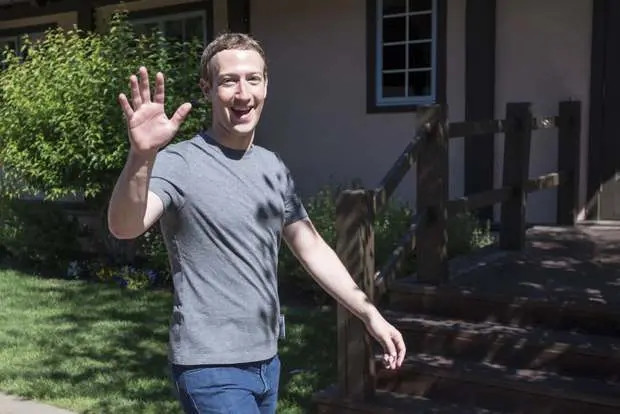 Tỷ phú công nghệ Mark Zuckerberg thường xuyên xuất hiện với hình ảnh cực kỳ giản dị trong chiếc áo phông và quần jeans.