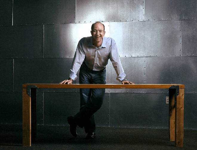 Tại văn phòng làm việc, Jeff Bezos vẫn sử dụng chiếc bàn làm việc được tái chế từ những cánh cửa cũ đã hỏng. Đây là chiếc bàn đã đi theo tỷ phú Amazon từ những ngày đầu tiên lập nghiệp.