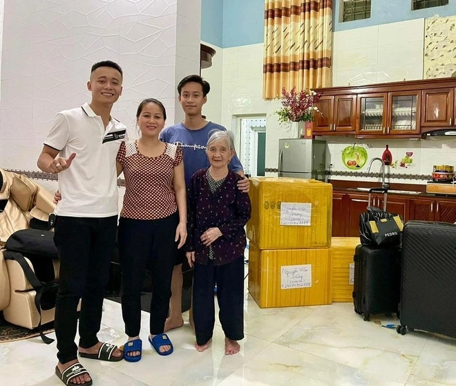 Khu vực bếp rộng rãi kiểu truyền thống.