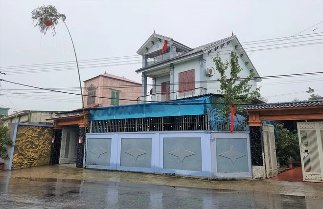 Tại quê nhà Nghệ An, gia đình Quang Linh Vlogs sống trong căn nhà 2 tầng khang trang, rộng rãi.