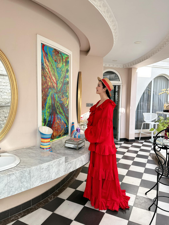 Biệt thự của Hoa hậu Giáng My trang hoàng theo phong cách Châu Âu, gồm 4 tầng, rộng đến mức đi mỏi chân không hết.