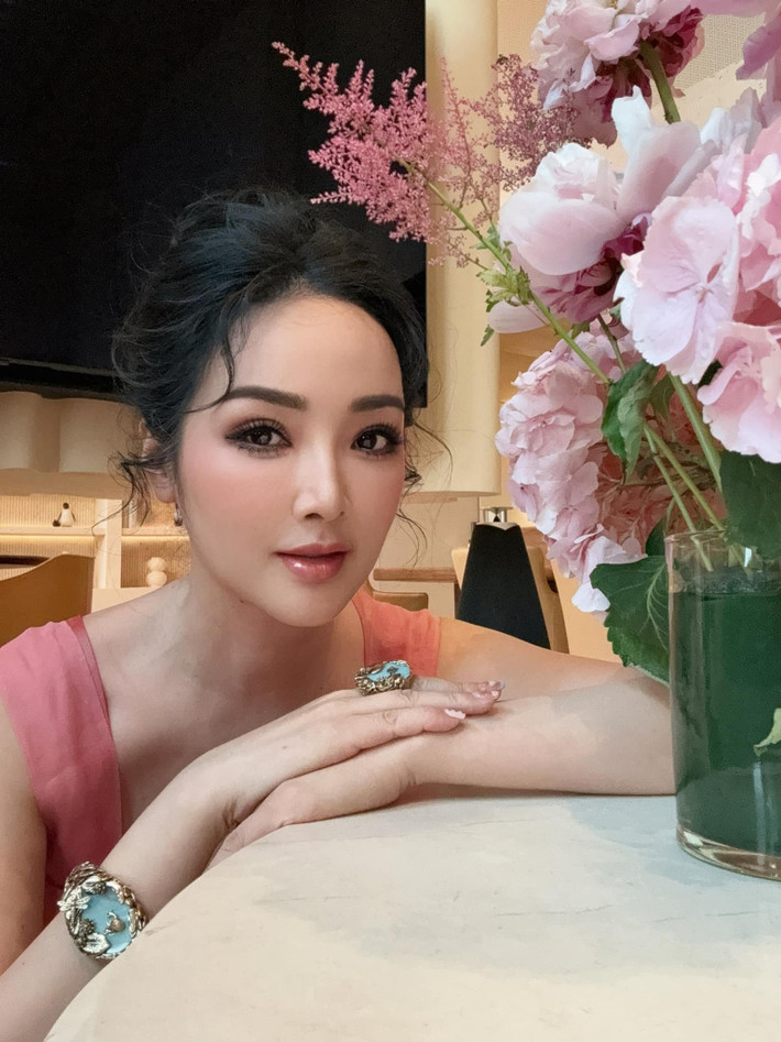 Thậm chí, nhiều người còn ví nàng hậu như "búp bê sứ" bởi nhan sắc không tỳ vết dù đã ở tuổi ngoài 50.