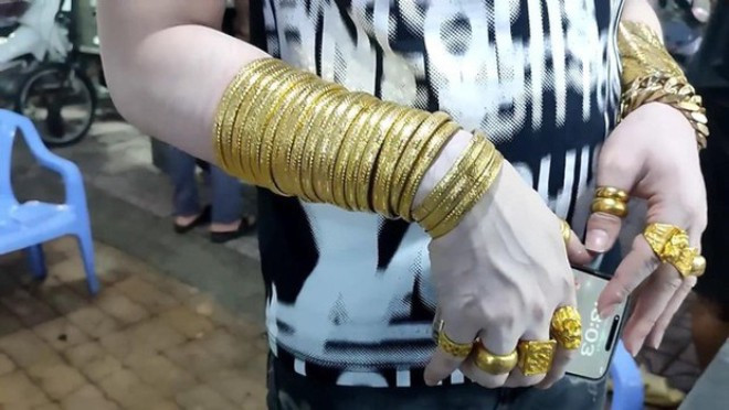 Khách đến ăn đều ngạc nhiên, nhiều người ngỏ ý xin chụp ảnh cùng chủ quán. Ảnh: Facebook