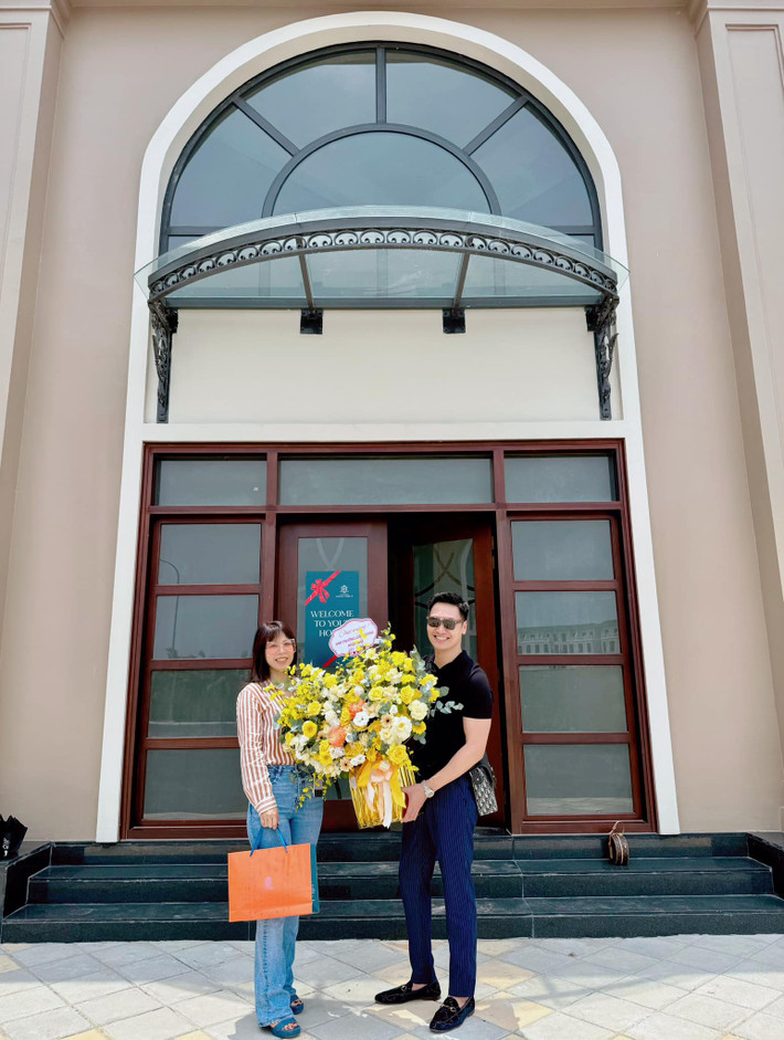 Mới đây, trên trang cá nhân, diễn viên Mạnh Trường và bà xã Phương Phạm đăng ảnh nhận bàn giao căn biệt thự ba mặt tiền khiến người thân, bạn bè không khỏi xuýt xoa.
