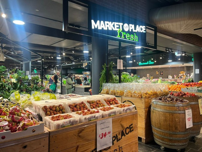Tại siêu thị này, vải thiều Thanh Hà được niêm yết với giá 34,99 AUD/kg (tương đương 594.000 đồng/kg). Ảnh: Tiền phong