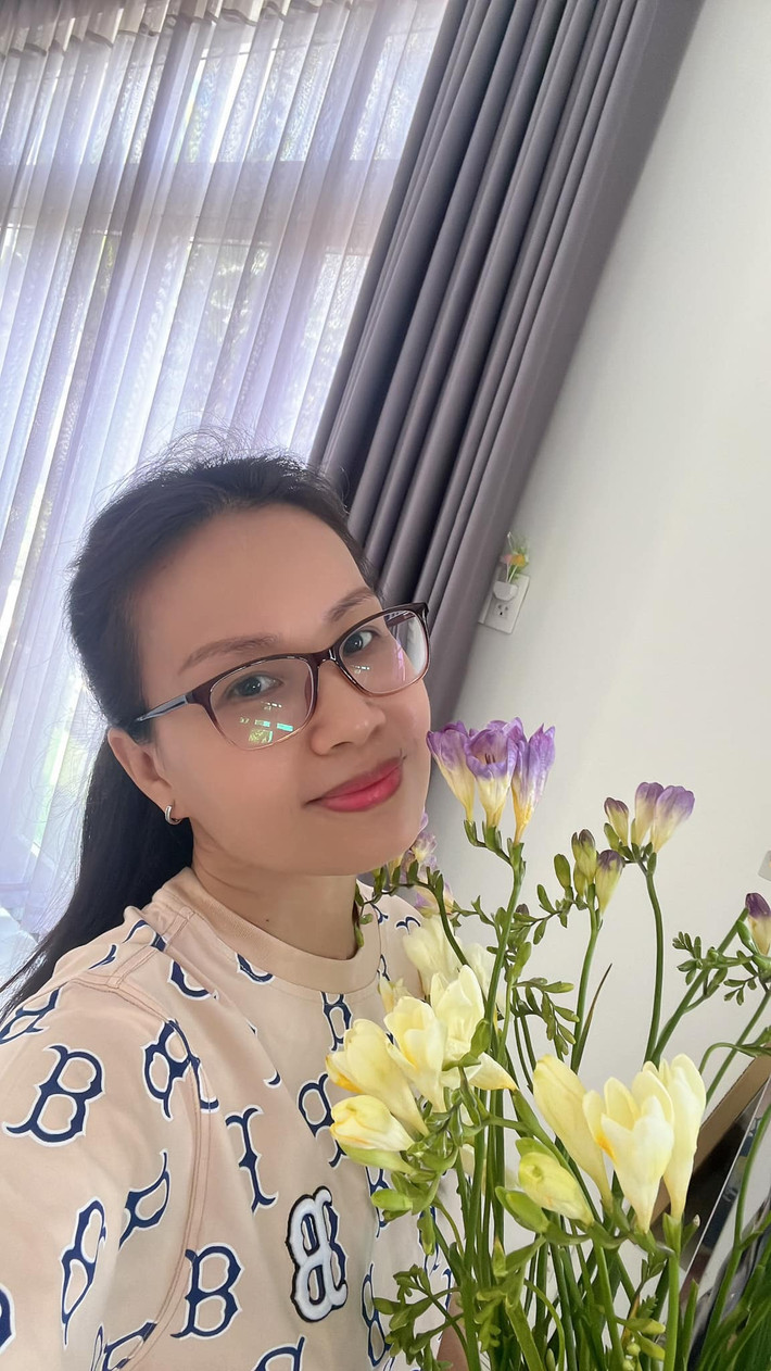 Trong buổi giao lưu với báo giới và khán giả mới đây, ca sĩ Cẩm Ly chia sẻ về thú vui trồng rau trái trong biệt thự của mình. Nữ ca sĩ cho biết thích trồng trọt từ khi còn trẻ.