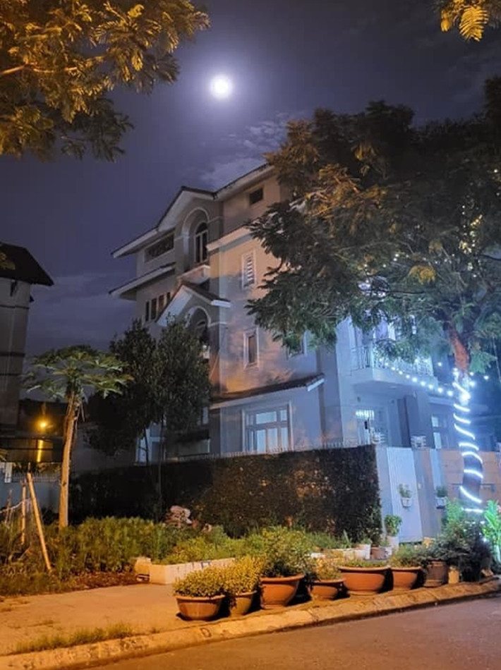 Sau khi lấy chồng sinh con, vì cuộc sống nên Cẩm Ly phải ở thành thị nên không có khu vườn rộng. Gia đình nữ ca sĩ đang sống trong căn biệt thự 400m2, ước tính giá trị lên đến hơn 20 tỷ đồng.