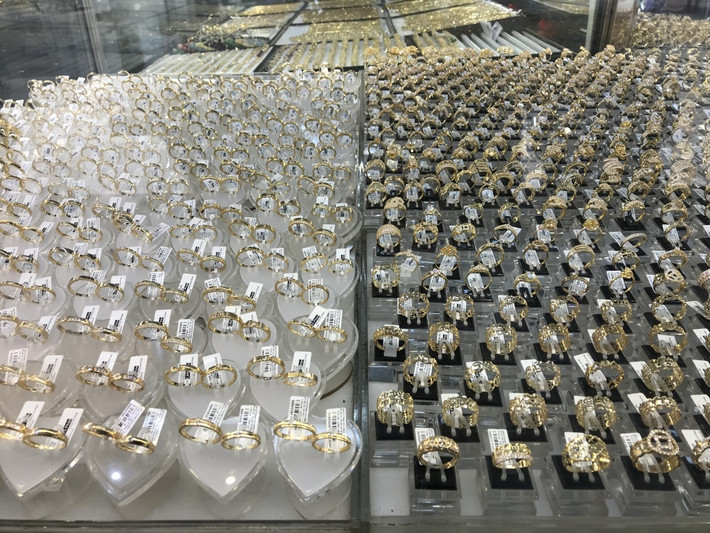 Hầu hết mặt hàng bán ở đây đều là nữ trang như nhẫn, vòng tay, dây chuyền... Ảnh: Vietnambiz