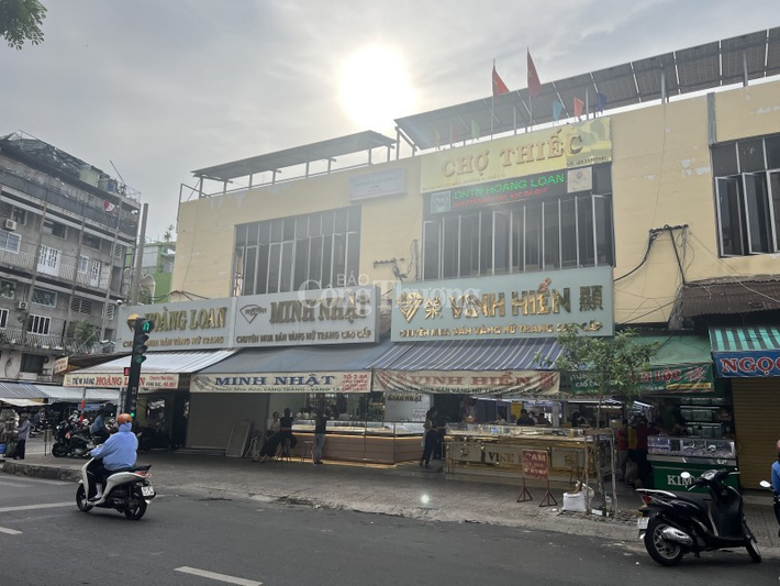 Chợ Thiếc (nằm đường phố Phó Cơ Điểu, quận 11, TP HCM) từ lâu đã một địa chỉ mua vàng nổi tiếng tại TP HCM. Ảnh: Công Thương