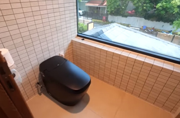 Phòng tắm có sửa sổ lớn nhìn ra không gian bên ngoài.