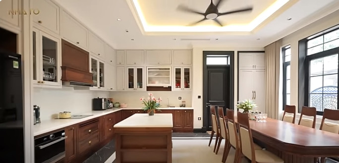 Phòng bếp có sự kết hợp giữa gỗ óc chó với nhiều vật liệu khác như đá, da... tạo nên phong cách khác biệt.