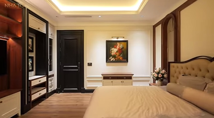 Phòng ngủ master không bày quá nhiều đồ trang trí.