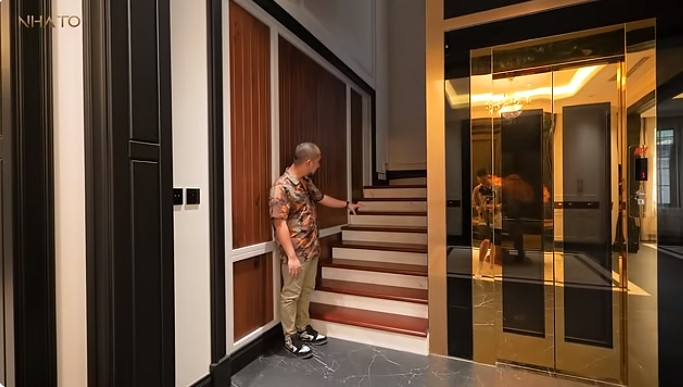 Cầu thang được ốp gỗ gõ đỏ.