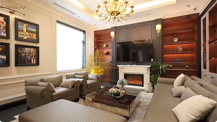 Ở bên trong, không gian phòng khách cũng khá đơn giản. Thế nhưng, khi ngắm nhìn kỹ và sờ tận tay vật liệu làm nên ngôi nhà mới biết được giá trị khủng mà gia chủ đã đầu tư.