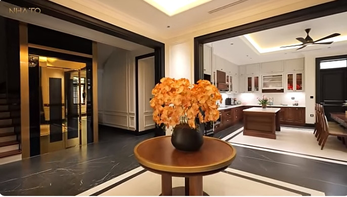 Hệ thống gạch lát sàn là vật liệu cao cấp với giá trị cao ngất ngưởng. Ước tính, riêng gạch lát sàn không dưới 500 triệu/sàn. Với 3 tầng, chủ nhân đã bỏ ra 1,5 tỷ tiền gạch lát sàn.