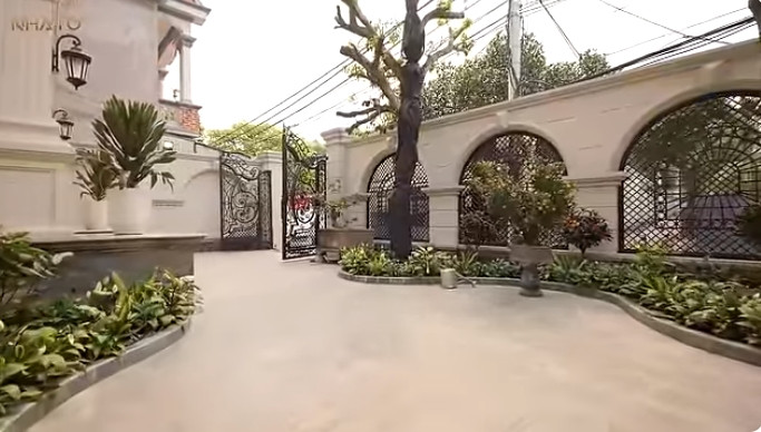 Từ màu sơn bên ngoài đến đường nét kiến trúc của căn biệt thự đều tạo cảm giác ẩn mình.