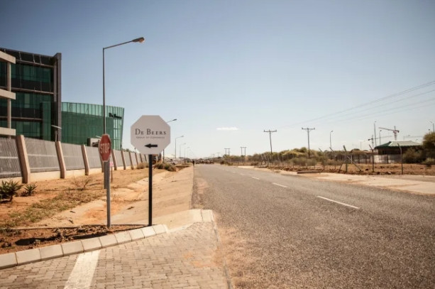 Lối vào trụ sở công ty De Beers ở Gaborone, Botswana. De Beers chuyển cơ sở bán hàng sang quốc gia châu Phi này từ năm 2013.