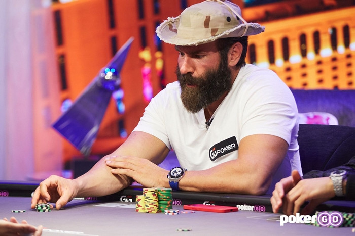 Theo nhiều trang tin, giá trị tài sản ròng của Dan Bilzerian hơn 200 triệu USD. Khi chỉ mới 29 tuổi, Dan Bilzerian đã là một tay chơi poker thượng hạng, tham gia nhiều giải đấu thế giới. Chỉ riêng trong năm 2014, anh từng thắng 50 triệu USD khi chơi poker. Ảnh: PokerNews