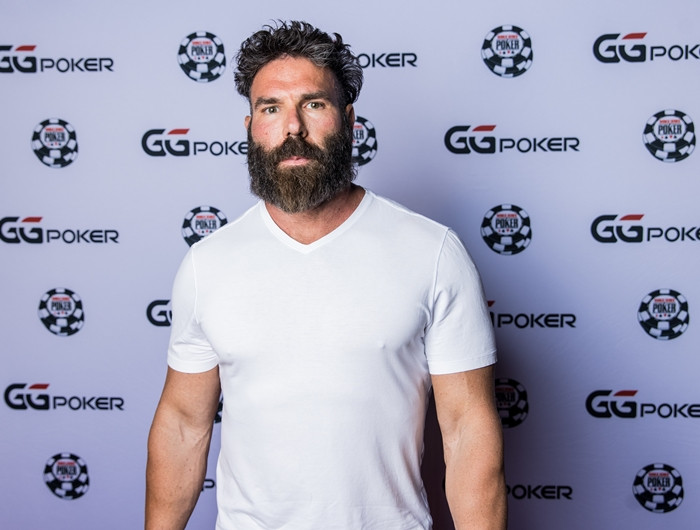 Dan Bilzerian sinh năm 1980 tại Florida (Mỹ) từng được mệnh danh là "Vua Instagram" hay "ông hoàng ăn chơi" vì cuộc sống hưởng thụ, xa xỉ của mình. Ảnh: PokerNews