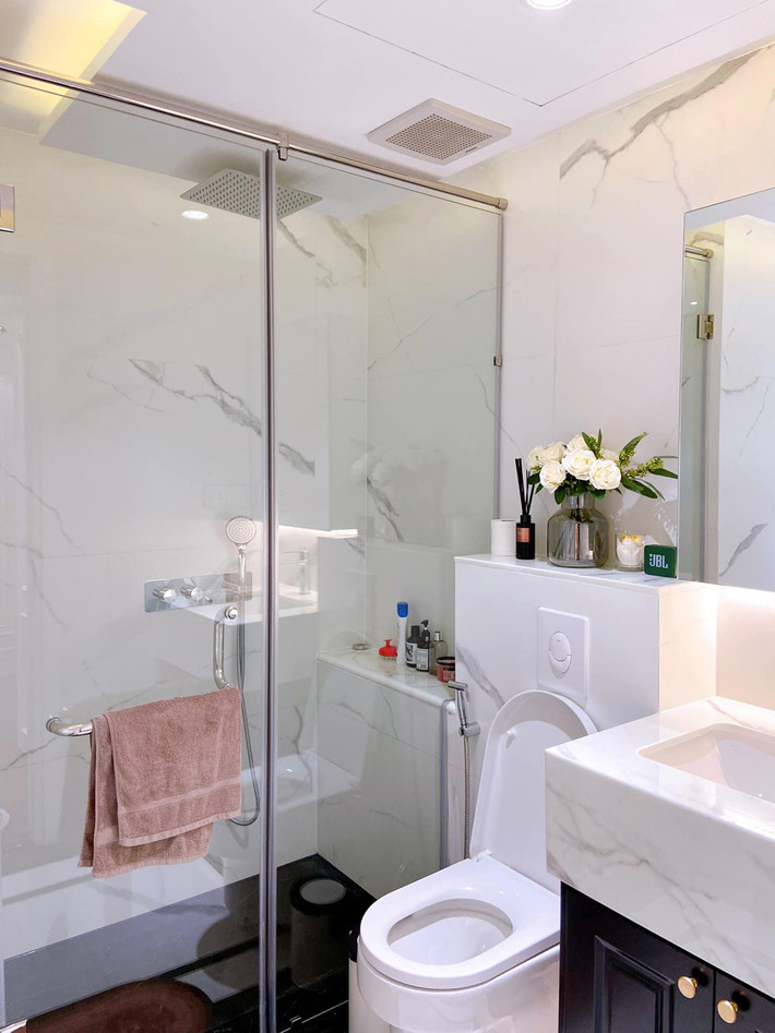 Phòng tắm hiện đại lắp vách kính ngăn khu vực vệ sinh và tắm, có cả sen tắm đứng và bồn tắm. Ảnh: FBNV