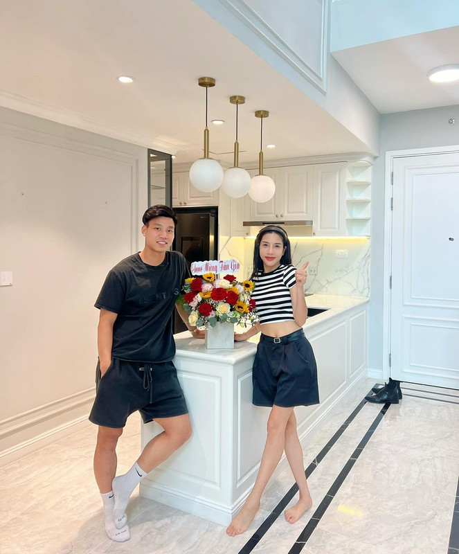 Văn Thanh hiện là hậu vệ CLB Công An Hà Nội (CAHN). Anh là cầu thủ thuộc "lò" đào tạo danh tiếng Hoàng Anh Gia Lai. Ở tuổi 27, Văn Thanh sở hữu một căn hộ thuộc cao cấp ở quận 2, TP HCM. Ảnh: FBNV