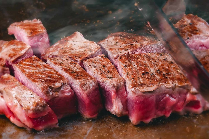 Tại những trang trại này, bò Wagyu được cho ăn hỗn hợp chất xơ và các thực phẩm giàu năng lượng khác. Quá trình chăn nuôi kéo dài và đòi hỏi sự tỉ mỉ, công sức đã khiến giá thành của loại thịt bò này tăng cao.