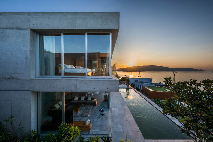 Tọa lạc trên khu đất rộng 500 mét vuông tại Nha Trang, biệt thự nghỉ dưỡng Stone House có vị trí vô cùng đắc địa với tầm nhìn hướng ra vịnh và núi ở phía sau.