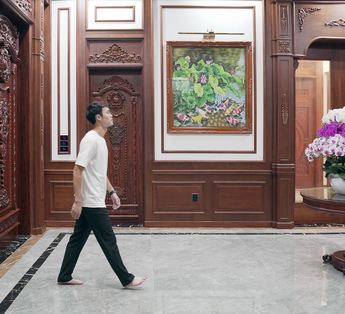 Nội thất phòng khách đa phần là gỗ thịt với những đường nét chạm khắc mang phong cách cổ điển.