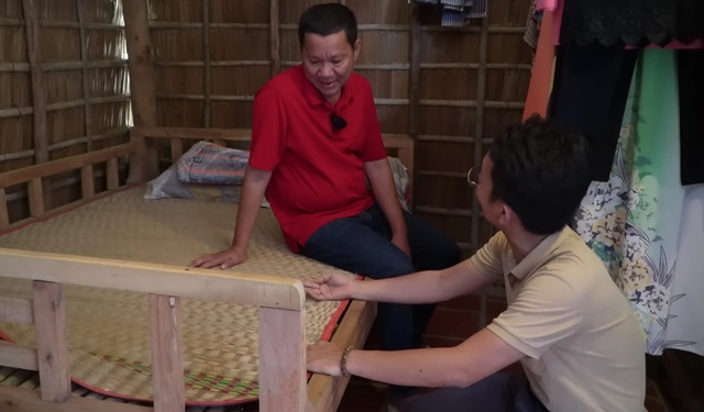 Trong khuôn viên, ông Lang dành một góc để tái hiện lại ngôi nhà tranh vách lá năm xưa ông từng sinh sống. Ảnh: Độc lạ Bình Dương