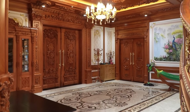 Toàn bộ đồ gỗ trong nhà đều được dát vàng. Ông Lang cũng không rõ đã sử dụng bao nhiêu kg vàng để trang trí cho dinh thự của mình. Ảnh: Độc lạ Bình Dương