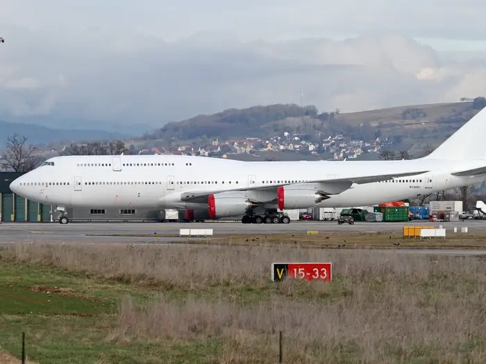 Theo Business Jet Traveler, giá niêm yết của mẫu Boeing Business Jet 747-8i là khoảng 400 triệu USD (tương đương hơn 900 tỷ đồng), nhưng chi phí bán không được tiết lộ.