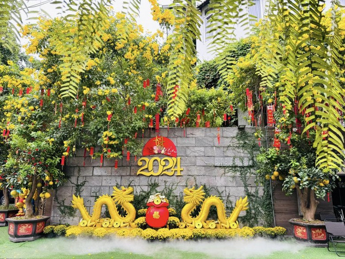 Dịp Tết Giáp Thìn 2024 vừa qua, Mr Đàm trang trí 2 con rồng cùng biểu tượng hũ tiền ngay trước nhà.