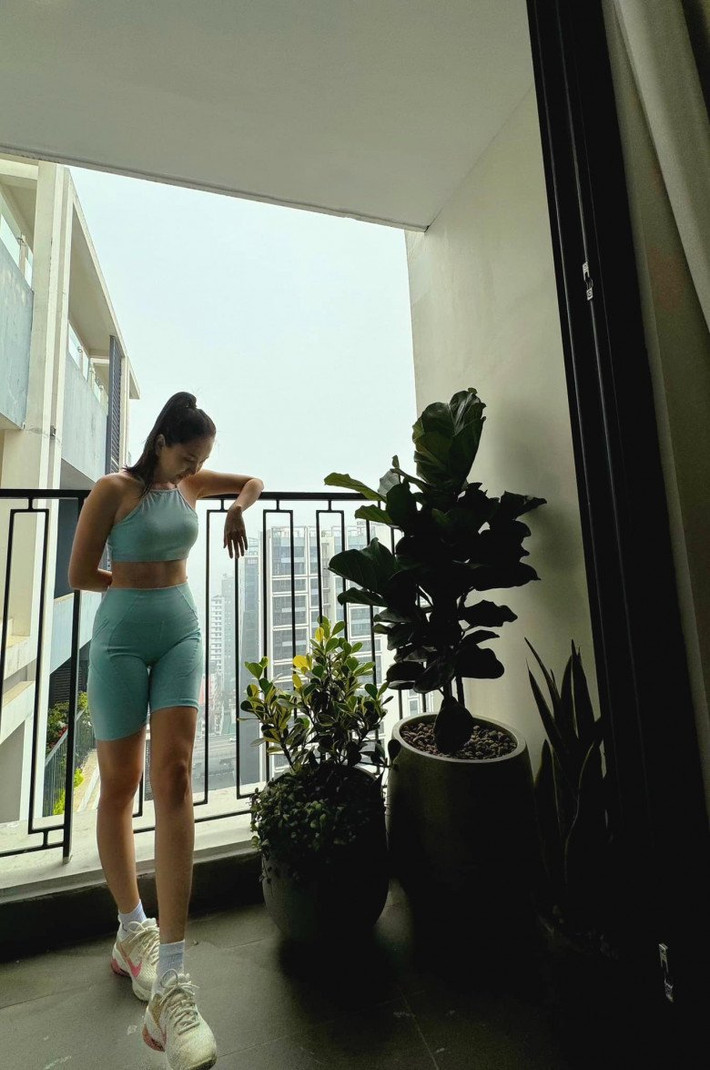 Ngoài trồng cây xanh, ban công còn trở thành góc tập thể dục của MC Mai Ngọc.