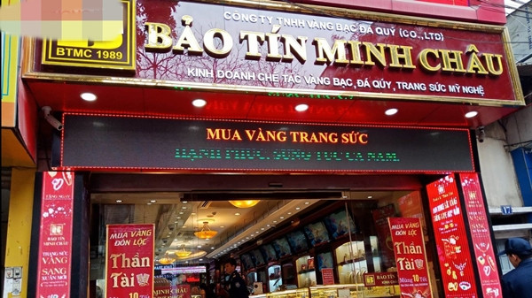 Nhiều người lầm tưởng đây là những thương hiệu "nhái" của nhau song trên thực tế, họ 5 anh, chị em ruột trong một gia đình họ Vũ ở Hà Thành, đều kế nghiệp từ người mẹ của mình. Ảnh: Môi trường & đô thị