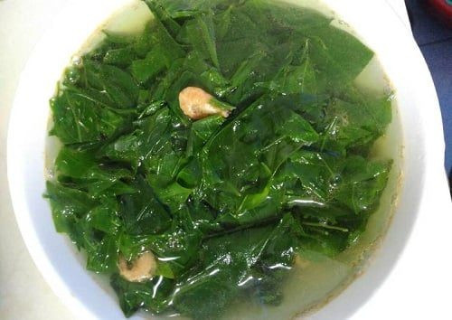 Điểm đáng chú ý nhất của món ăn này là mùi hơi... khai. Khi chế biến món ăn, người ta phải vò qua lá rau cho bớt mùi khai. Ảnh: NongsanDungHa