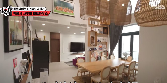 Cạnh phòng khách là bộ bàn ăn dài, đủ chỗ cho khoảng 10 người.