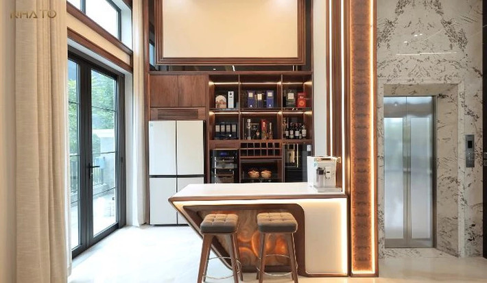 Khu vực mini bar, ngồi chơi được bố trí gần sân vườn, đón ánh sáng tự nhiên.