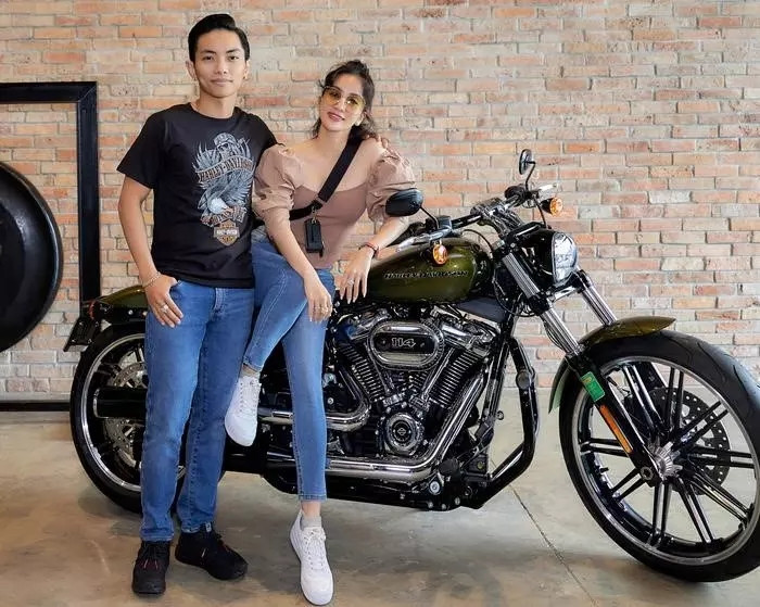Biết ông xã thích mô tô đắt đỏ, Khánh Thi âm thầm liên hệ với hãng xe và đặt mua làm quà cho Phan Hiển. Chiếc mô tô này có giá hơn 1 tỷ đồng vào thời điểm 2022. Ảnh: FBNV