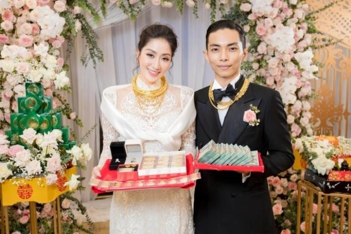 Trong lễ ăn hỏi diễn ra năm 2021, Khánh Thi - Phan Hiển nhận của hồi môn khủng từ hai bên gia đình. Theo đó, Khánh Thi nhận 10 cây vàng, 1 mâm tiền mặt khoảng hơn một trăm triệu đồng. Ảnh: Dân Việt