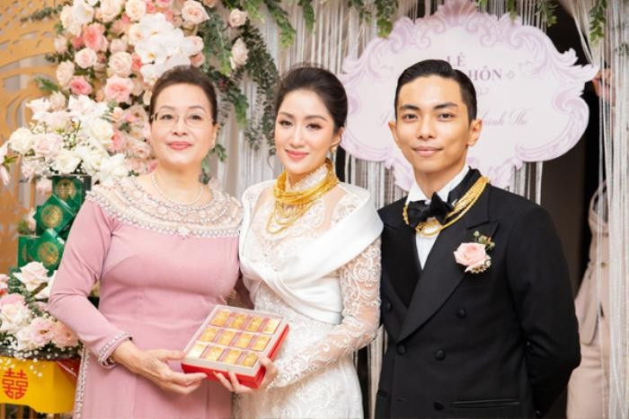 Ngoài ra, Khánh Thi - Phan Hiển còn được tặng nhiều vàng, trang sức quý, có giá trị không nhỏ đến từ người thân trong ngày trọng đại. Ảnh; Saostar