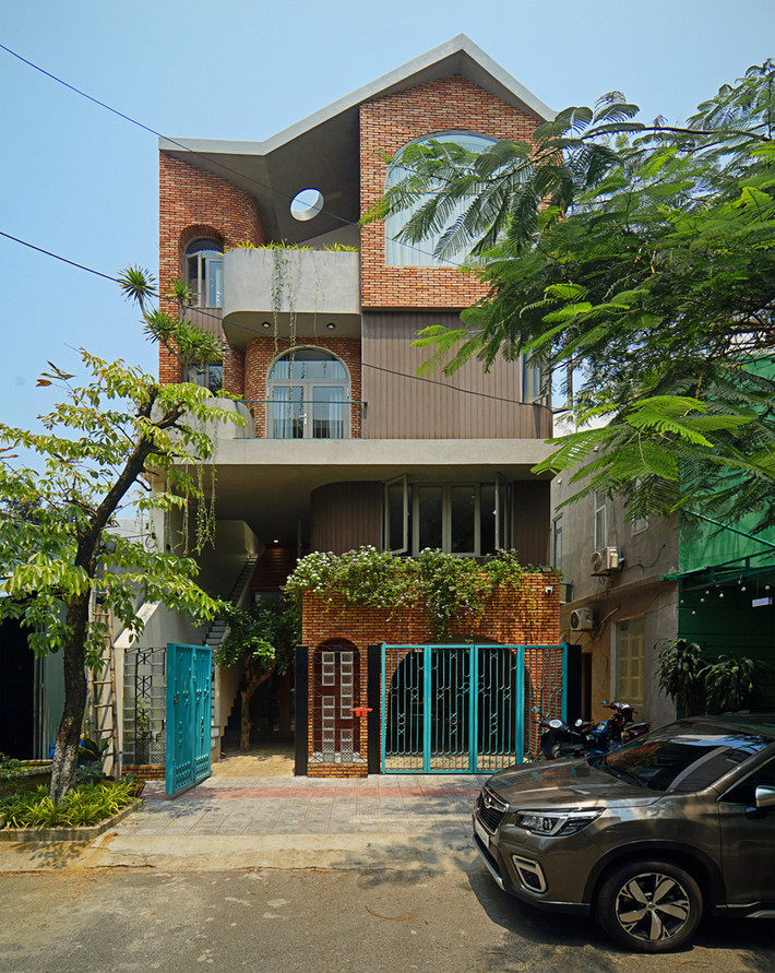 Nhược điểm lớn nhất của khu đất là mặt tiền hướng tây, ánh nắng chiếu trực tiếp vào nhà từ trưa đến chiều.