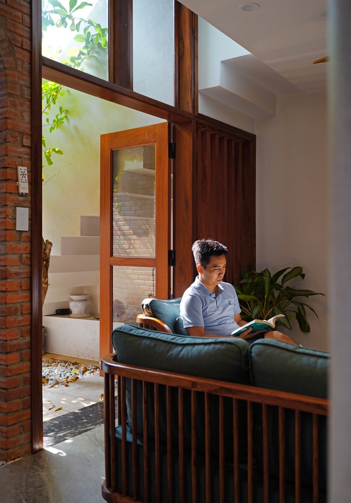 Hai tầng dưới là không gian sinh hoạt của gia chủ, hai tầng trên được thiết kế dạng căn hộ mini để cho thuê.